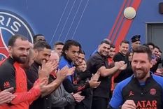 Ethan mira fijamente y sin sonreír a Messi. Foto: Captura