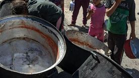 Ollas vacías en manos de niños en Gaza, a causa de acciones de Israel, según Naciones Unidas. Foto Efe