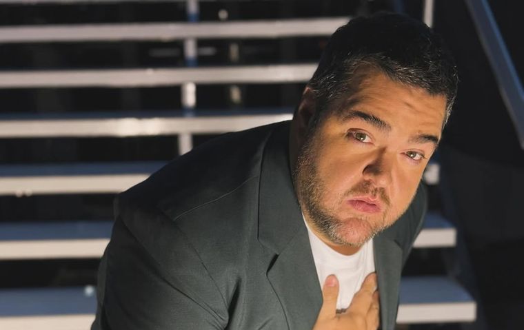 Darío Barassi conduce Ahora Caigo por Eltrece.