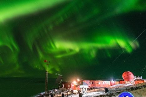 Las auroras australes fueron registradas desde la Base Belgrano, en la Antártida argentina. Las auroras australes fueron registradas desde la Base Belgrano, en la Antártida argentina.