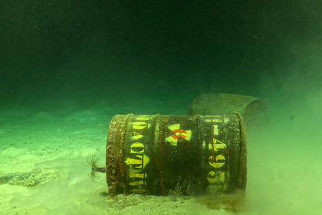 Algunos de los barriles arrojados al Atlántico presentan una fuerte corrosión y pérdida de material sobre el fondo marino.