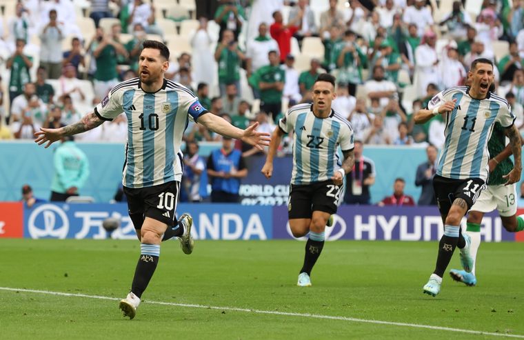 Messi marcó el único gol de Argentina en el debut en Qatar 2022, de penal Foto: EFE
