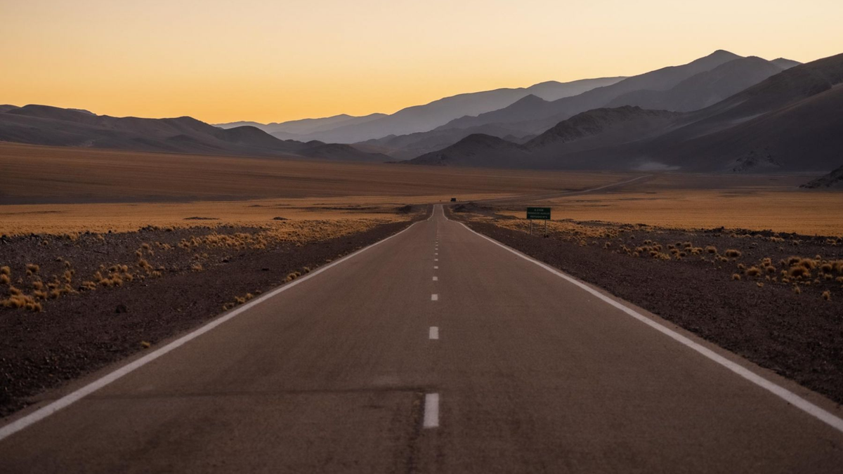 La ruta argentina que atraviesa volcanes gigantes y paisajes de otro planeta