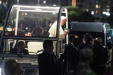 la foto que habla: tomando mate en el papamovil