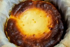 Tarta de queso La Viña Una receta clásica de España para hacer en pocos pasos. Foto: Shutterstock