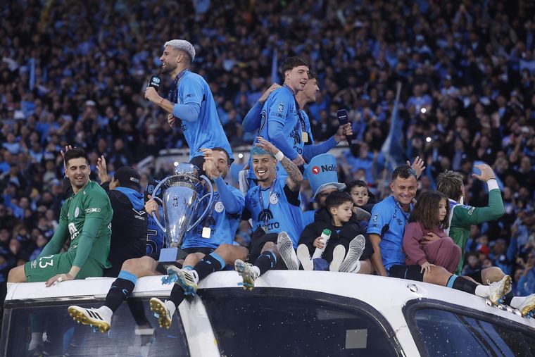 Los jugadores de Belgrano celebran con el trofeo de campeón tras la final ante River. Los jugadores de Belgrano celebran con el trofeo de campeón tras la final ante River.