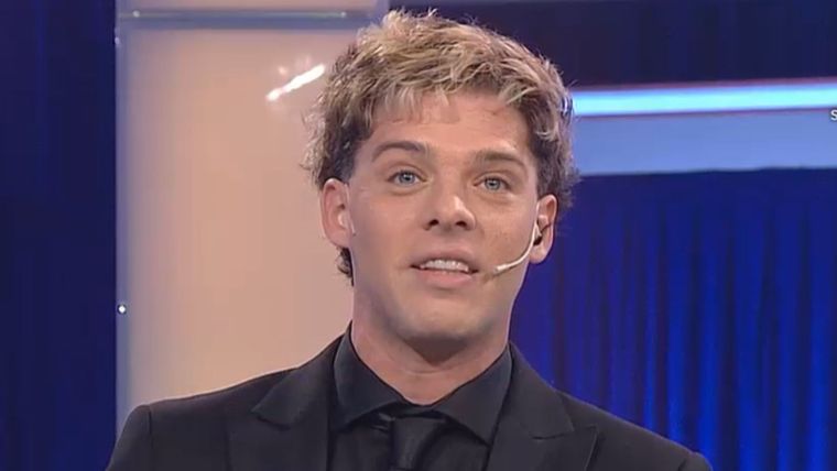 El joven debutó oficialmente en la conducción. Foto: captura de video/ América TV. 