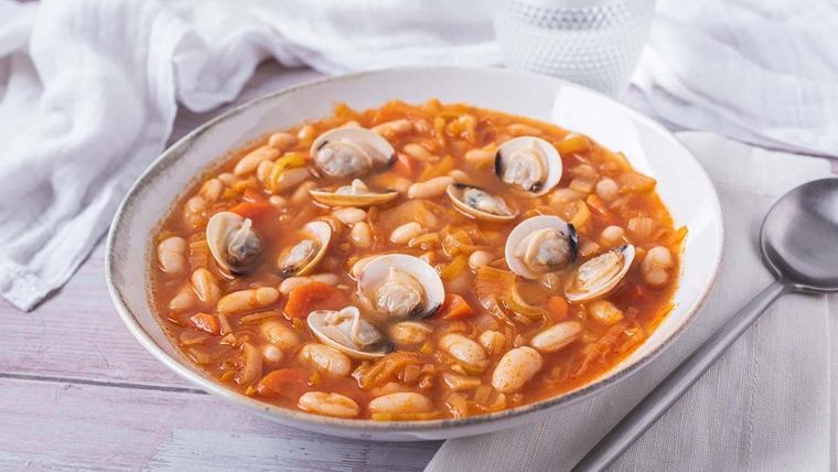 Las alubias arroceras es un plato que se come de forma asidua. Foto: La Vanguardia - https://www.lavanguardia.com/files/og_thumbnail/files/fp/uploads/2021/10/28/617a5bf130270.r_d.1062-659-0.jpeg