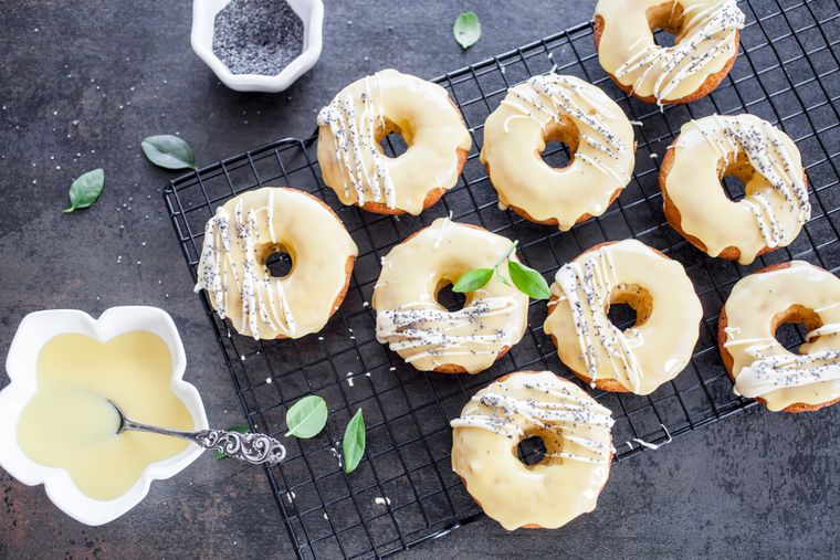 Receta de rosquitas con glaseado de limón: crujientes y listas en minutos.