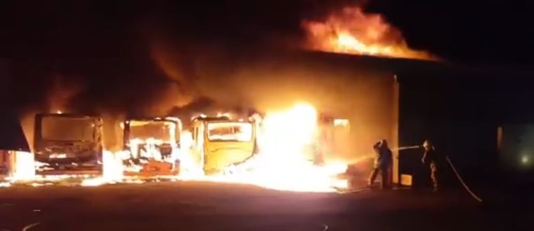 Bomberos luchan contra las llamas que se apoderaron de 9 colectivos del Grupo 5