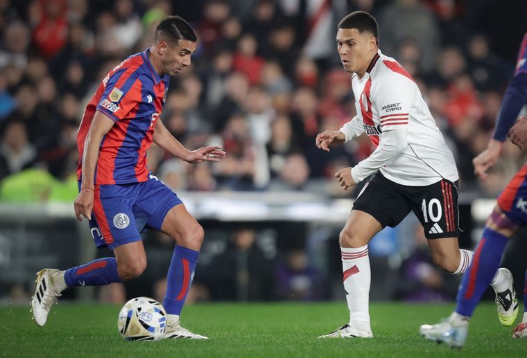 A los 15 minutos del complemento, Juanfer Quintero saltó al campo de juego del Monumental y comenzó su tercer ciclo con la camiseta de River. 