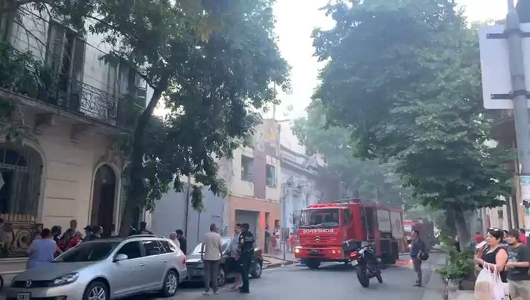 Incendio en Monserrat: evacuaron a 70 personas y tres fueron asistidas por el SAME