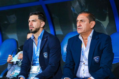 Emiliano Díaz junto a su padre, Ramón, en el banco del Al Hilal Emiliano Díaz junto a su padre, Ramón, en el banco del Al Hilal