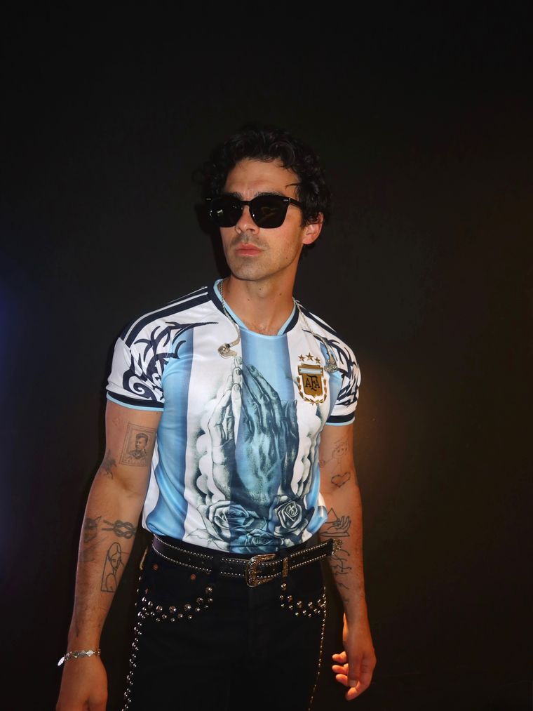 El cantante pop tomó postura en medio de la controversia que afecta al país tras el torneo futbolístico.