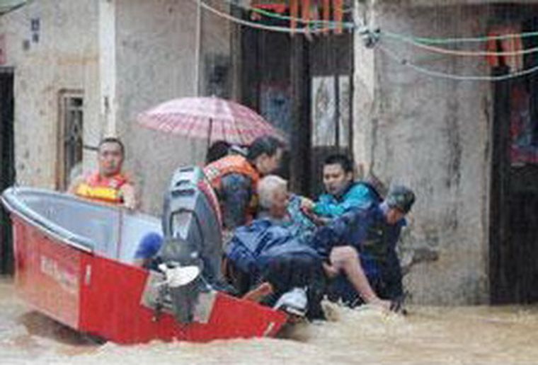 Rescate de personas en medio de la tormenta. Foto: Télam
