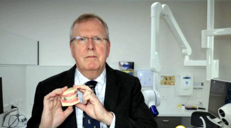 Paul Brunton y el singular dispositivo. Foto: OtagoDailyTimes.