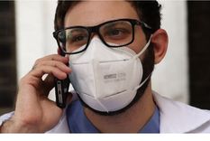 El doctor Ronald Nabki aprovecha los descansos en su turno para atender las llamadas que atiende como voluntario. Foto: NICOLE KOLSTER