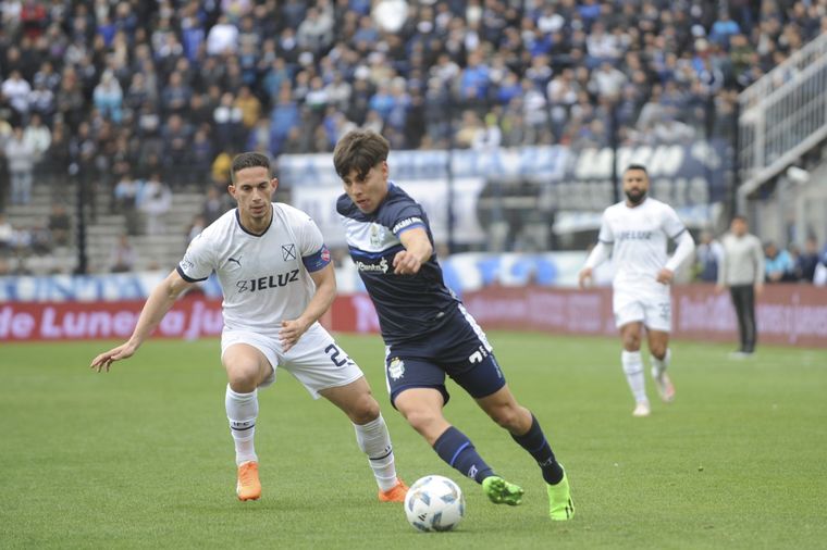 Domínguez y Marcone disputan la pelota. Foto: Télam