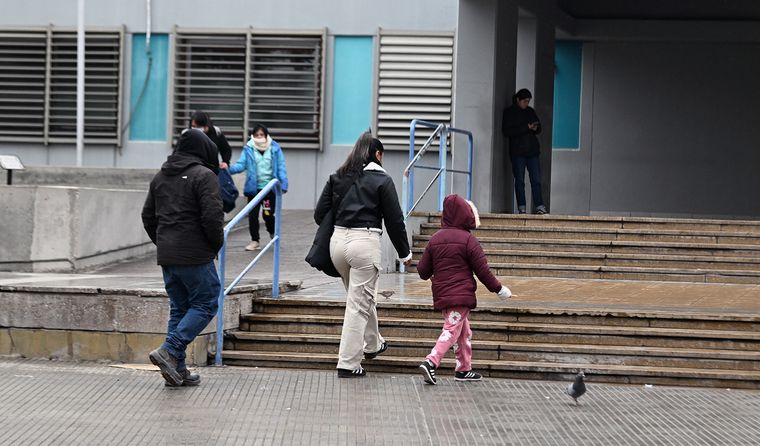 Con nieve, heladas y alerta amarilla del SMN, Mendoza no frena y las familias siguen yendo a los hospitales pese al frío extremo que golpea fuerte. Con nieve, heladas y alerta amarilla del SMN, Mendoza no frena y las familias siguen yendo a los hospitales pese al frío extremo que golpea fuerte.