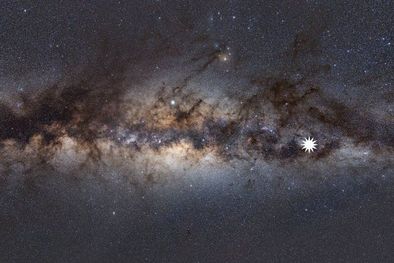 MDZol | La imagen muestra la Vía Láctea vista desde la Tierra. El ícono muestra la posición del misterioso objeto descubierto por un estudiante australiano. Foto: ICRAR/CURTIN