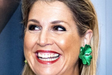 MDZol | Máxima de los Países Bajos suele acompañar sus looks con accesorios llamativos y a tono. Foto: EFE