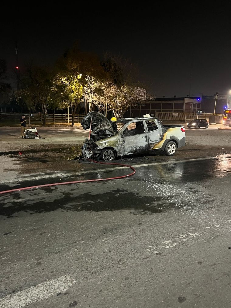 Así quedó el vehículo incendiado. Foto: Gentileza