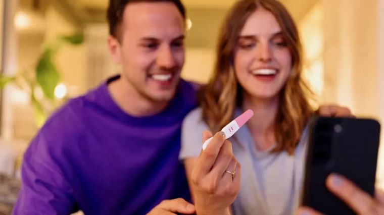 Las pruebas de embarazo caseras verifican la presencia de gonadotropina coriónica humana en la orina. Foto: GETTY IMAGES