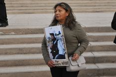 La madre del oficial Leonardo Alarcón, con su fotografía Foto: Santiago Tagua/MDZ