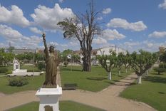 La famosa estatua en la única plaza del municipio marchiquitense Foto: Municipalidad de Mar Chiquita La famosa estatua en la única plaza del municipio marchiquitense Foto: Municipalidad de Mar Chiquita