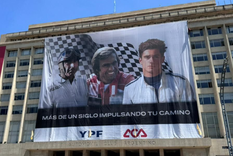 La gigantografía de Fangio, Reutemann y Colapinto tiene 36,5 metros de base por 20 metros de altura y está ubicada en la sede central del ACA. Foto: Automóvil Club Argentino
