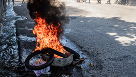 Un cadáver arde bajo unas llantas en una calle del centro de Puerto Príncipe el 9 de febrero de 2026.