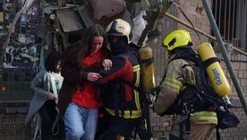 Los equipos de emergencia acudieron a socorrer a los residentes de los edificios impactados por el ataque.