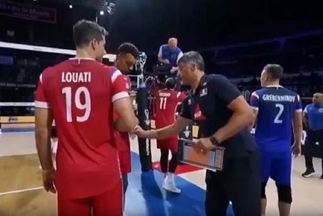 La maniobra antideportiva del DT de Francia ante Argentina. La maniobra antideportiva del DT de Francia ante Argentina.