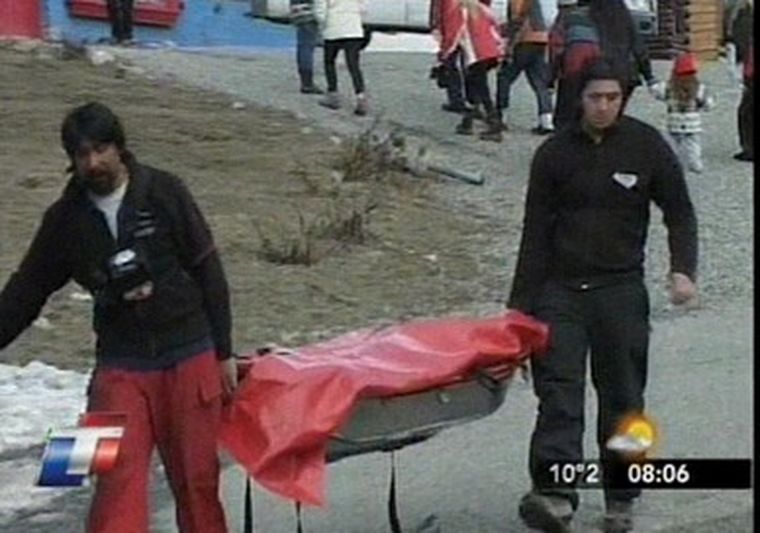 Los rescatistas llevan el cuerpo del turista fallecido. Foto: TV