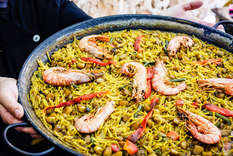 La receta de fideuá se originó en Valencia como una alternativa a la paella, usando fideos en lugar de arroz.