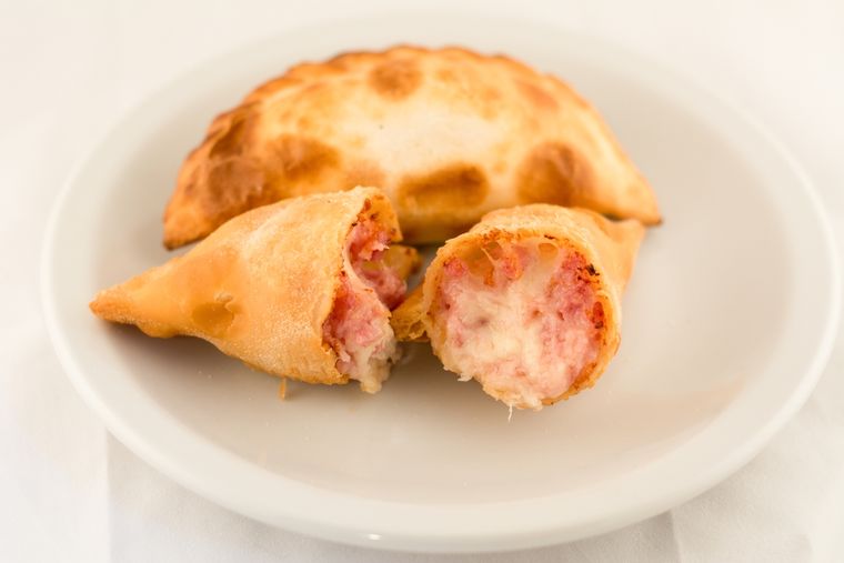 La receta de empanadas de jamón y queso es una de las más populares en reuniones por su practicidad y sabor suave. La receta de empanadas de jamón y queso es una de las más populares en reuniones por su practicidad y sabor suave.