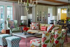 Empezar con tres tonos permite establecer una base cohesiva que influya en los elementos principales de la habitación. Foto: Elizabeth Drake Interiors, Foto de Werener Straube