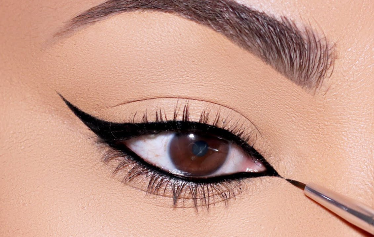 El delineado correcto hará que cualquier mirada se destaque. Foto: YouTube - Smitha Deepak