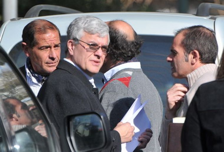 Los funcionarios, en su arribo a la empresa Obras Sanitarias. Foto: Gerardo Gómez/MDZ