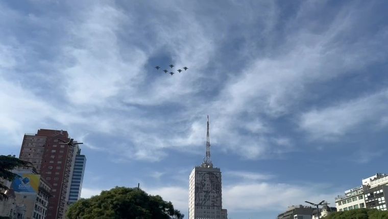 Así fue el paso de los aviones caza F-16 por la ciudad de Buenos Aires este sábado por la mañana.