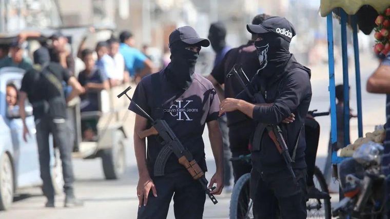 Elementos armados vinculados a Hamás han sido desplegados en Gaza y vigilan varias zonas tras la retirada de las fuerzas israelíes.