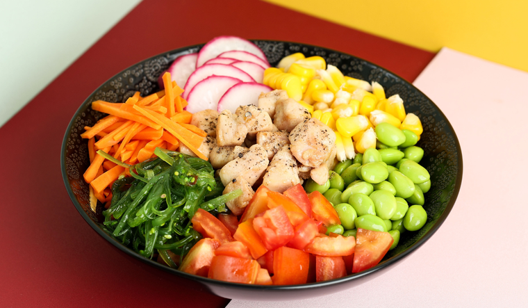 La receta de poke bowl permite infinitas combinaciones según los ingredientes disponibles. La receta de poke bowl permite infinitas combinaciones según los ingredientes disponibles.