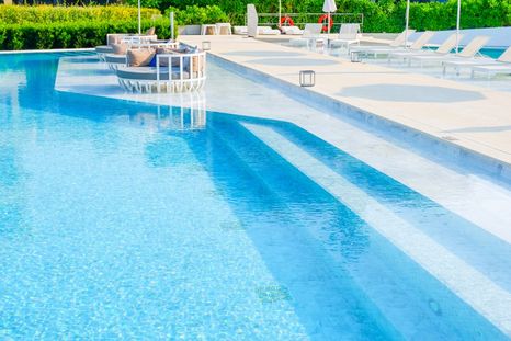 Minimalismo y estilo: en verano, las piletas blancas reemplazan al tradicional celeste. Foto: Shutterstock Minimalismo y estilo: en verano, las piletas blancas reemplazan al tradicional celeste. Foto: Shutterstock