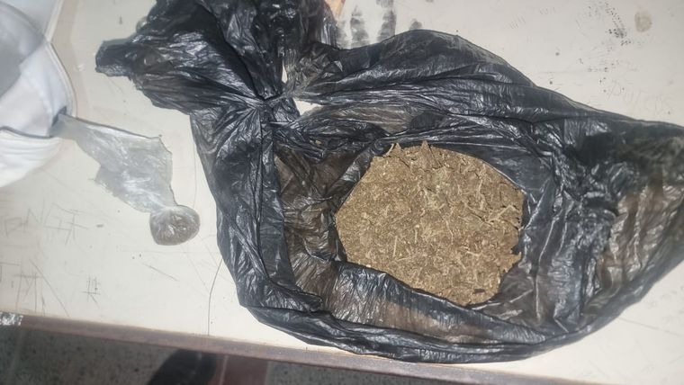 Los dos envoltorios con marihuana prensada que trasladaba Villalba Ocampos. Los dos envoltorios con marihuana prensada que trasladaba Villalba Ocampos.