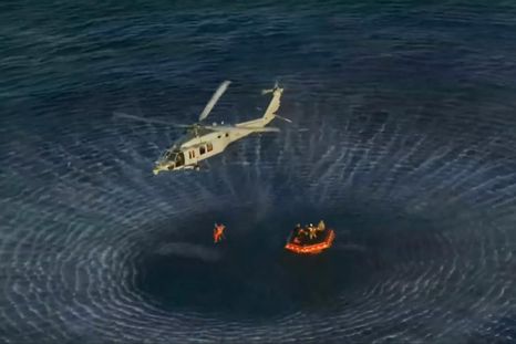 Un helicóptero transporta a los tripulantes de Artemis II luego de salir de la capsula Orión.
