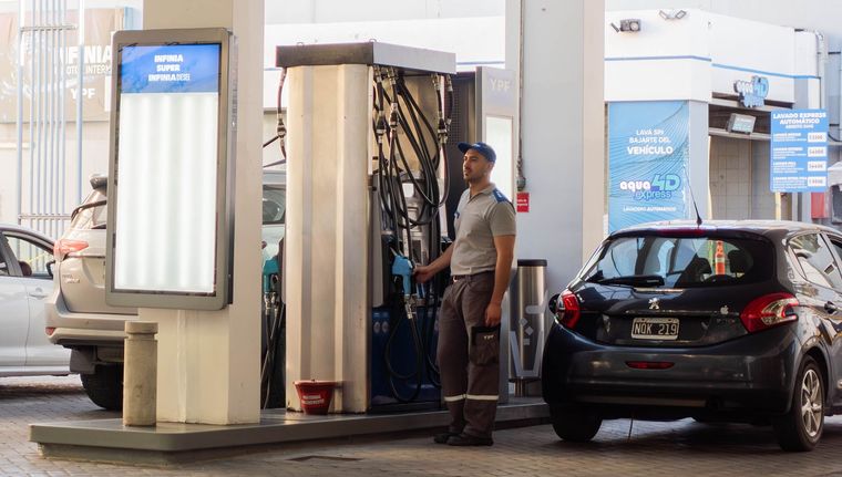 Los precios de los combustibles estuvieron pisados por años, ayudados por el barril criollo, que fijaba un valor del crudo distinto al de referencia en el mercado internacional. Foto: Santiago Tagua/MDZ
