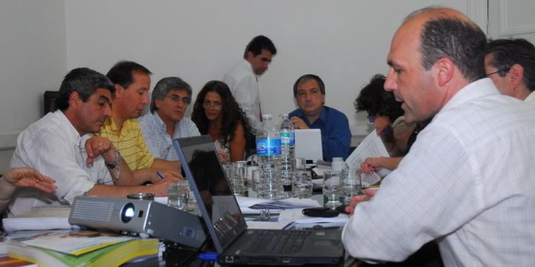 Guillermo Carmona, secretario de Medio Ambiente, con legisladores.