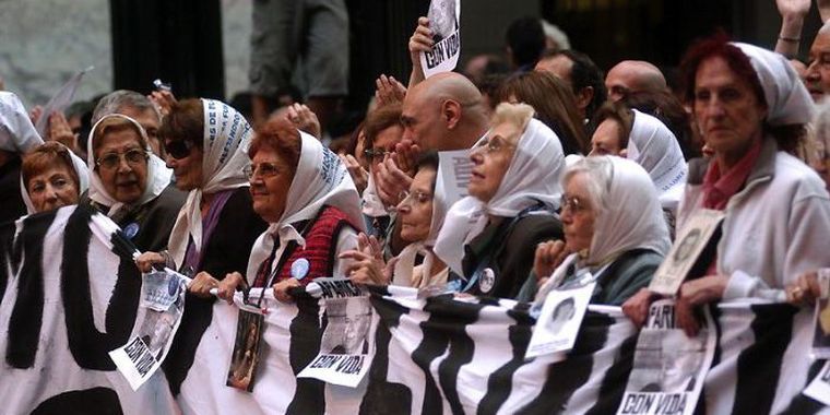 Las Abuelas de Plaza de Mayo desde 1977 buscan restituir a los niños desaparecidos. Foto: Gentileza / Los Andes