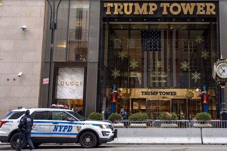La Policía de Nueva York, en el edificio de Donald Trump, en Estados Unidos. Foto: Dpa La Policía de Nueva York, en el edificio de Donald Trump, en Estados Unidos. Foto: Dpa