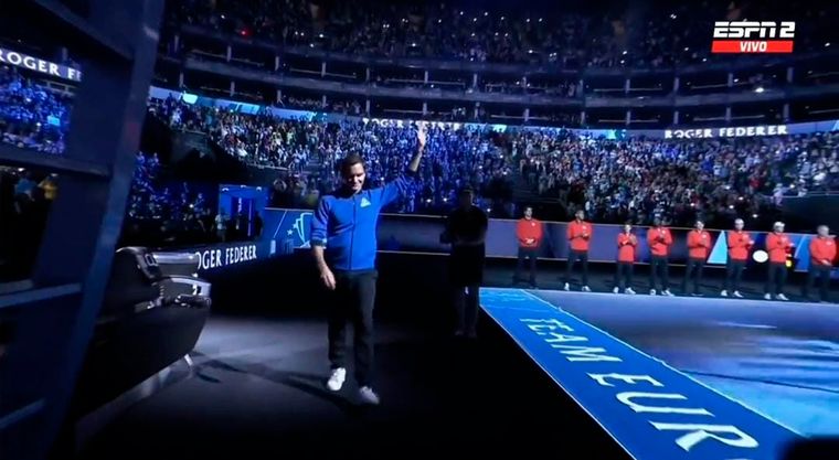 Federer se llevó la ovación de todo el estadio al salir a jugar su último partido como tenista profesional.